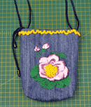 сумочка с розовыми цветами из атласных лент