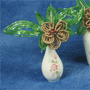 французкий цветок из бисера в фарфоровой вазе