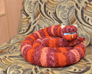 вязанная игрушка змеи